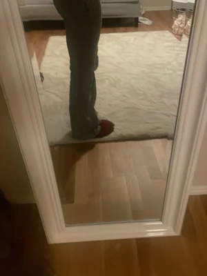 Grå bootcut jeans med låg midja  - Säljer ett par gråa bootcut jeans med låg midja. Från Gina triccot.använda enstaka gånger. Jeansen har en klassisk femficksdesign och är tillverkade i ett mjukt bomullsmaterial med lite stretch för extra komfort. Perfekta för dig som gillar en tidlös och clean look.😇