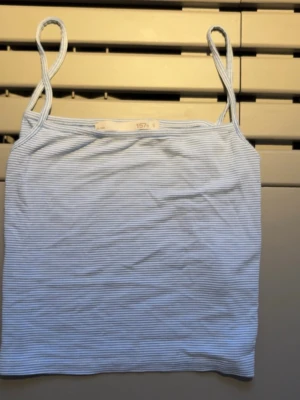 Croppat blå randigt linne - Croppat gulligt linne ifrån lager157 med blå och vita ränder.