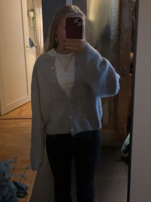 stickad kofta - En jätte fin ljus grå stickad kofta som är använd fåtal gånger. Inga fläckar eller liknande och är som ny. Skriv vid fråger🫰🫰