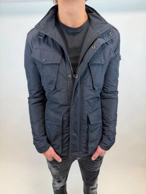 Woolrich Jacka  - Hej! Säljer nu denna väldigt snygga och eftertraktade Woolrich Fieldjacka!  Jackan är slutsåld överallt och går inte att få tag på… jackan är perfekt nu till vintern Storlek L  Ny pris: 6000 kr Säljs för: 1499 kr