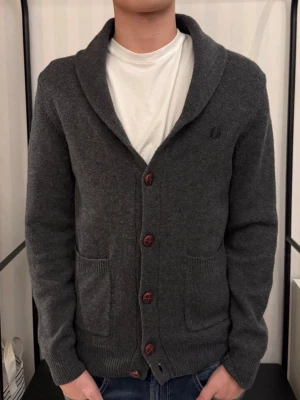 Fred perry cardigan - Fred perry cardigan - storlek xs - skick 8/10 - killen på bilden är 173 - fler frågor? Kontakta mig