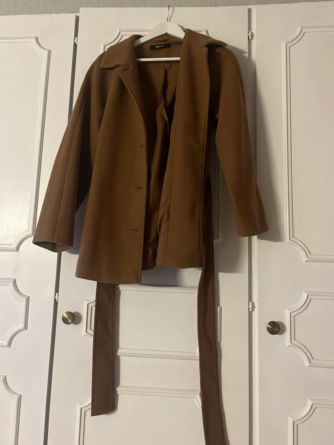 Brun kappa med bälte från Gina  - 1