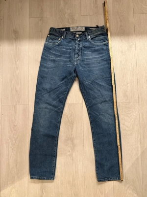 Jacob Cohen 610 - Ett par stilrena Jacob Cohen 610or. Storlek W32, längd 105cm, bred 36,5cm. Först till kvarn får bäst pris. Vid mer frågor skriv i DM😊