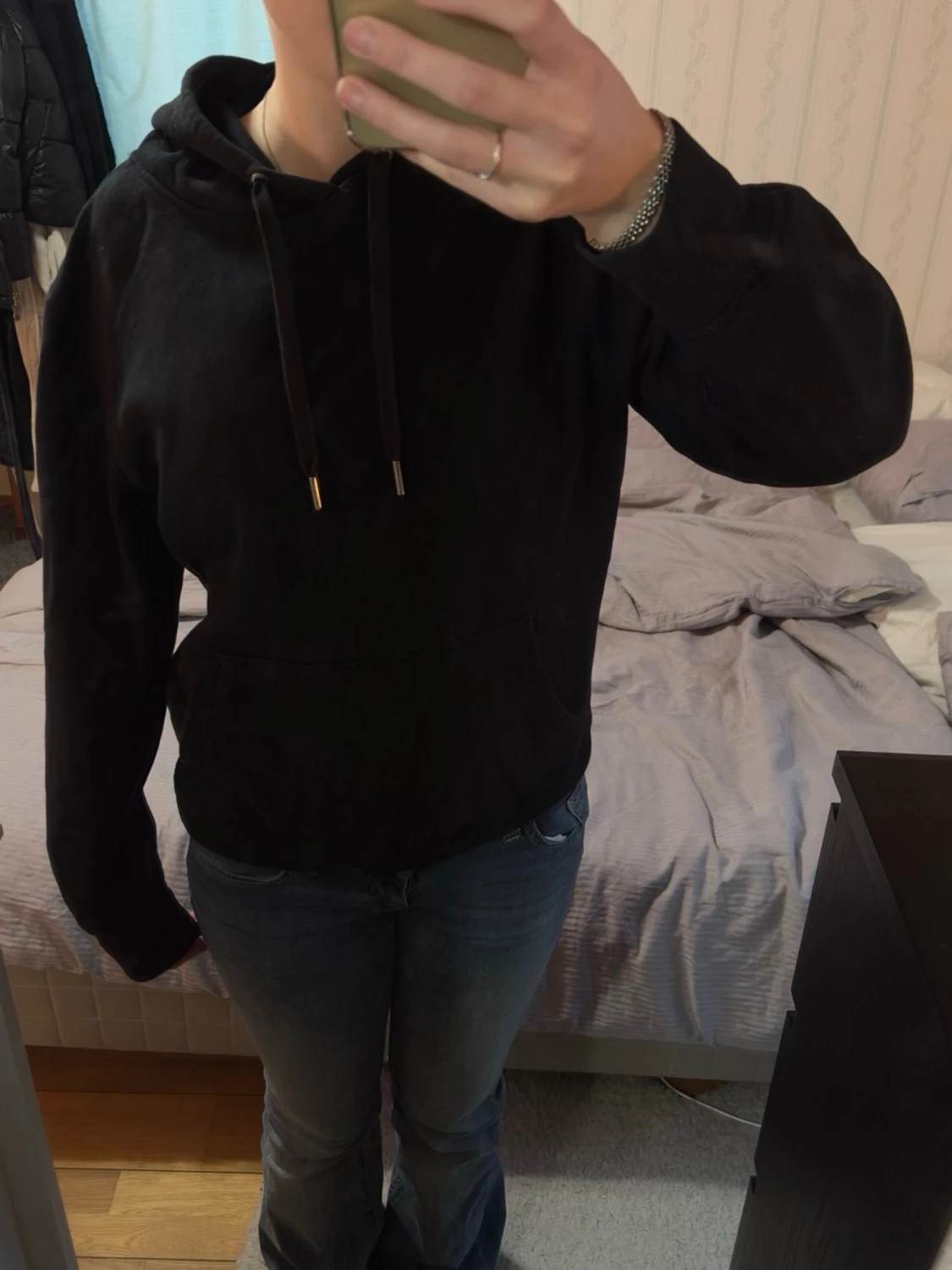 Svart hoodie med tryck på ryggen - 2