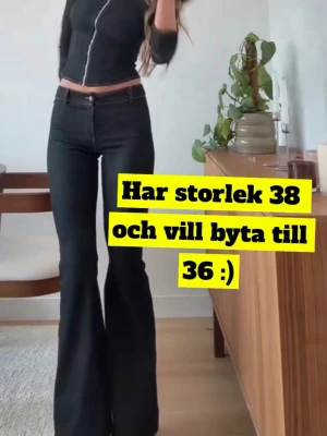 Alobha - Super snygga alobha jeansen i färgen mörkblå. Köpte de i storlek 38 nyligen men tror att 36 hade passat mig bättre. kontakta mig om ni är intresserade av att byta! 