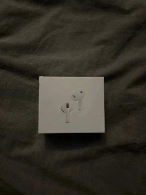 AirPods Pro 3 - Säljer ett par helt nya Apple AirPods Pro 3, modell A3063/A3064/A3122. Förpackningen är obruten och i nyskick. Perfekt för dig som vill ha trådlösa hörlurar med aktiv brusreducering och hög ljudkvalitet. Tillverkade 11/2023.