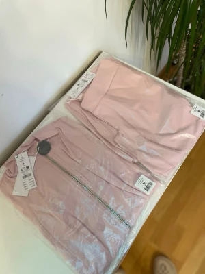 Ljusrosa träningsset med zip-jacka - Super trendig 🩷 Slutsålda online och i butik 💕 Gina Tricot Young 14+💝