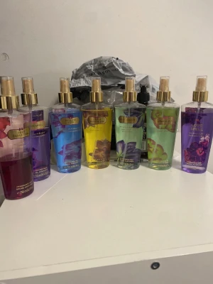 Victoria's Secret body mists samling - Säljer 7st Victoria’s Secret parfymer 1st för 159kr och puré den rosa för 110kr! för det är inte mycket i. ALLA FÖR 950kr pris kan alltid diskutera HÄMTA PRISFÖRSLAG MEN RIMLIGT!!! Den fösta köparen får påsen!! 