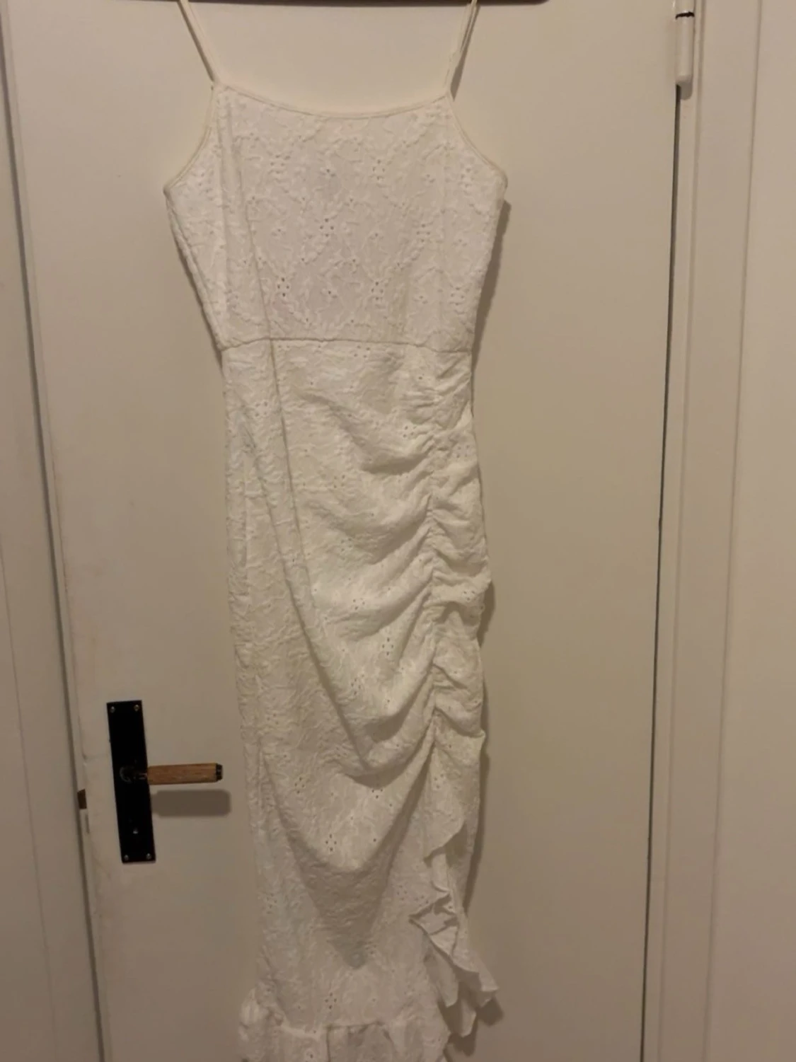 Vit spetsklänning med volang