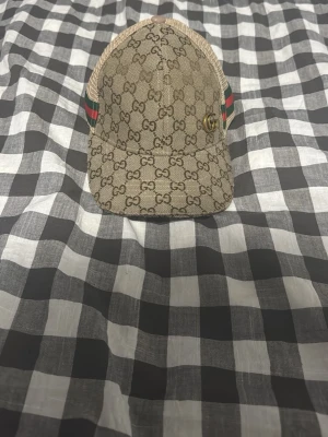 GG beige keps med GG-mönster - Priset gpr att diskuteras