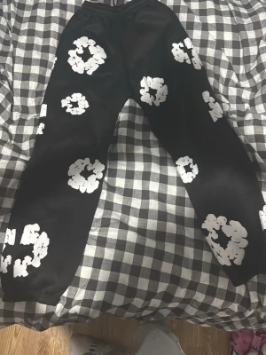 Svarta mjukisbyxor med vita molnmönster - Priset går att duskutera