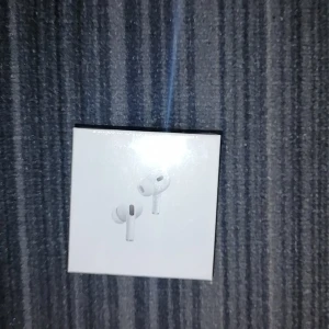 Apple AirPods Pro 2 USB-C - Jag säljer ett par helt nya, fabriksförseglade Apple AirPods Pro 2 med MagSafe-laddningsetui (USB-C). De är i obruten originalförpackning (plastförseglingen intakt) och har aldrig använts. Jag fick dem som en del av ett abonnemangserbjudande/present men har inget behov av dem, därav försäljningen.
