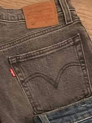 Levi's 501 gråa raka jeans - Säljer ett par klassiska gråa Levi's 501 jeans med rak passform och hög midja. Storlek w26 L32