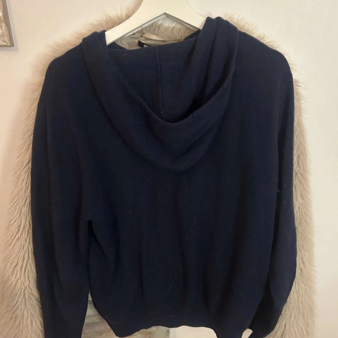 Mörkblå hoodie från Studios - 3