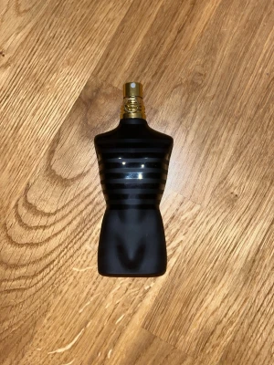 Jean Paul Gaultier le male le parfum 75ml - Stilren och ikonisk parfymflaska från Jean Paul Gaultier. Eau de Parfum Intense, 75 ml. Tillverkad i Spanien. Perfekt för dig som vill sticka ut med en klassiker i samlingen. Har knappt använt den skulle gissa att det är 70 ml kvar säkert lite mer. Ny pris 1095kr