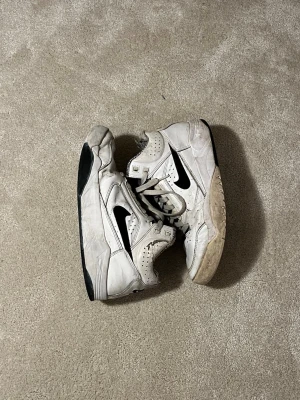 Air Flight Lite shoes (vita) - Säljer ett par väldigt använda Nike skor därav priset! Inget fel på dem förutom att dem är sletna på utsidan👍🏼skriv vid frågor om mått osv!✨😁
