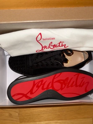 Louboutins med spikar - Säljer just nu detta tvär feta par Louboutin skor storlek 43 passar även 42. Allt på bilderna medföljer. Helt oanvända. Vid frågor är det bara att ✍️!!!!!!