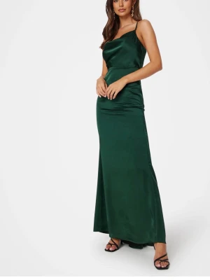 Grön långklänning i satin - Superfin klänning från bubbleroom. Har sytt upp den själv så de är inte så bra gjort (se bild) rekommenderar att sprätta upp och sy om själv ifall man vill göra om det finare. Annars är skicket super bra💕