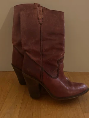 Rödbruna boots/cowboy boots - Rödbruna boots/cowboy boots i skinn, hyfsat bra skick. Säljer på grund av att de är för små😭kan upplevas lite små, för referens brukar jag ha storlek 37/38, men dessa var för små för mig 
