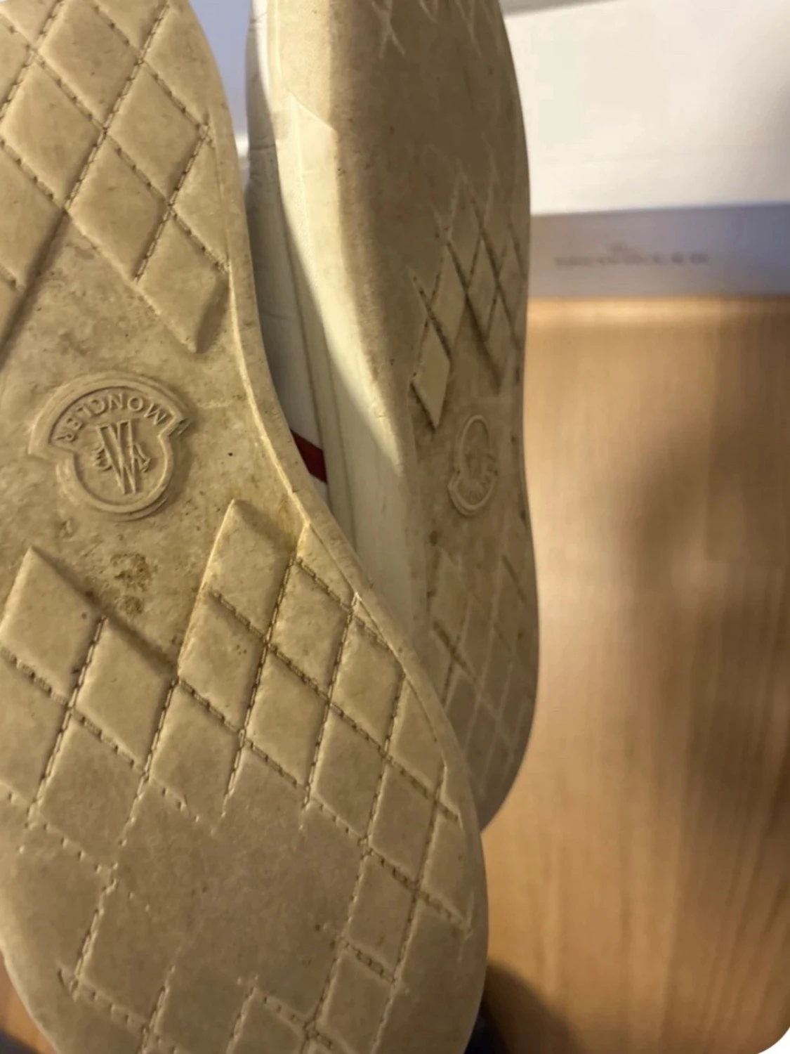 Vita sneakers från Moncler med ränder - 2