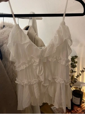 vit blus från newyorker  - inte min bild! säljer denna vita blus från newyorker , den säljs inte längre 