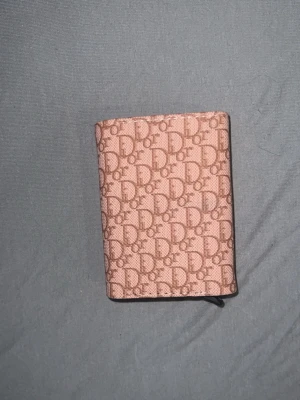 Kvinnlig Plånbok från Gina Tricot! - Fin och stilren plånbok!