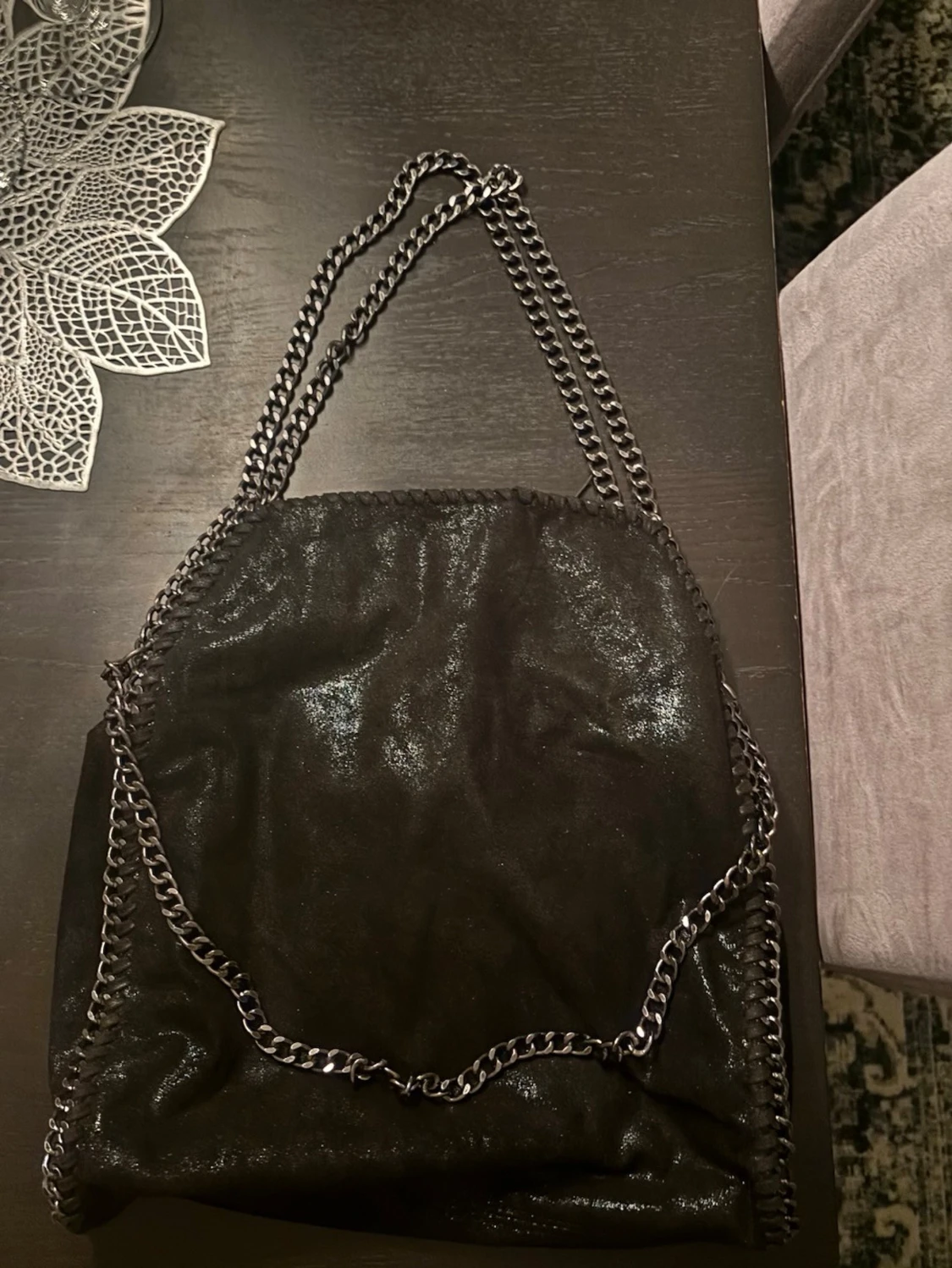 Svart axelväska med kedjedetaljer