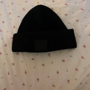 Svart mössa från Acne Studios - Tyvärr krymp lite i tvätten därav de låga priset! Nypris 1500kr
