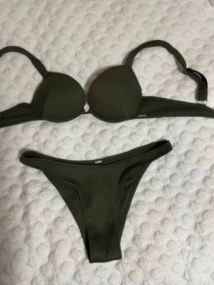 Bikini - Använd ett fåtal gånger. I olivgrön/khaki.
