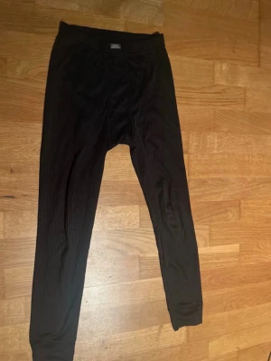 Svarta underställ från five seasons - Svarta underställ från five seasons med ribbad struktur och elastisk midja. För barn 