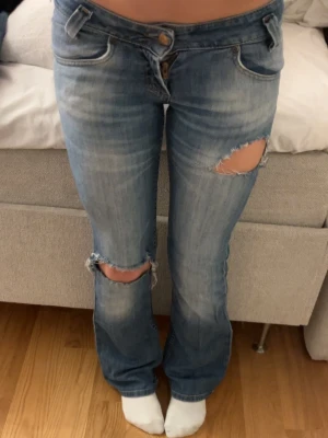 Lee jeans  - Säljer dessa supersnygga leejeans därför att de börjar bli för små. Jeansen är lågmidjade bootcut och i bra skick. Har ni nån fråga är det bara att skriva till mig, skicka gärna prisförslag!💕