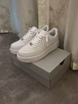  Nike Air Force 1  - Klassiska vita Nike Air Force 1 Hej jag säljer dessa air force 1 de är i perfekt skick och i bästa pris 750 går inte mindre än det skorna är perfekt för priset och ger dig en bra känsla värkligen värt priset