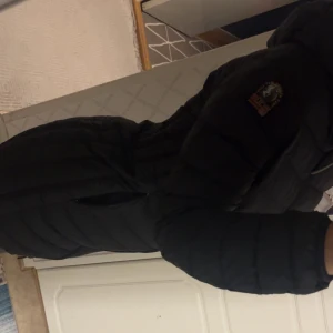 Parajumper irene - Säljer min svarta parajumper irene jacka som jag använt en höst, den är i storlek xs men passar även som s. Säljer för 1800..