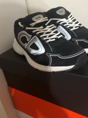 Svarta Diod sneakers med vita detaljer - Snygga skor använda en gång