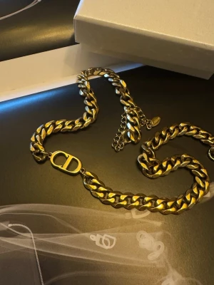 Chunky guldfärgat halsband - Ny