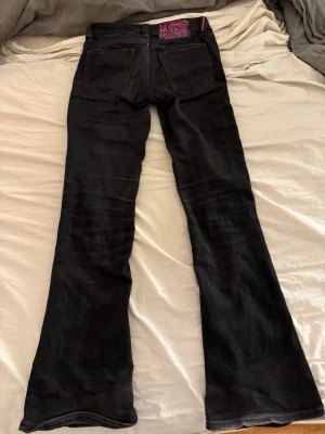 Svarta cheap monday jeans - Säljer ett par svarta jeans med klassisk bootcut passform. Jeansen en snygg svart tvätt. säljer pågrund av för liten storlek. lite använda men inte mycket som man tänker på det