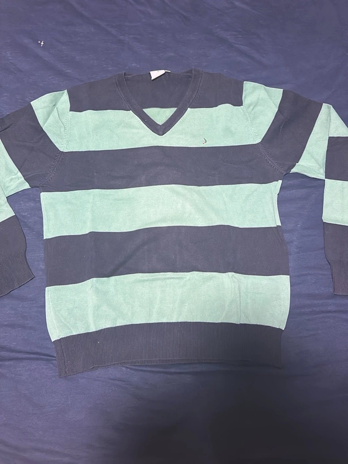 Randig stickad tröja i blått och grönt