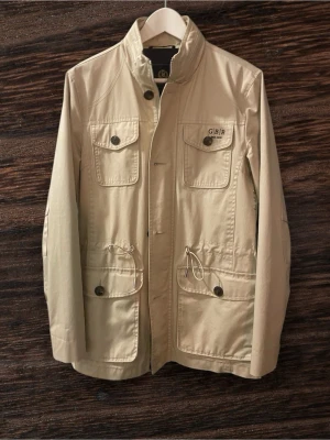 Beige field jacka - Tja, säljer denna field jackan från Henri Lloyd. Den är väldigt skön och passar till allt. Passar perfekt nu vid vintern o inför våren. Priset är inte hugget i sten!// Alex closet✨✨