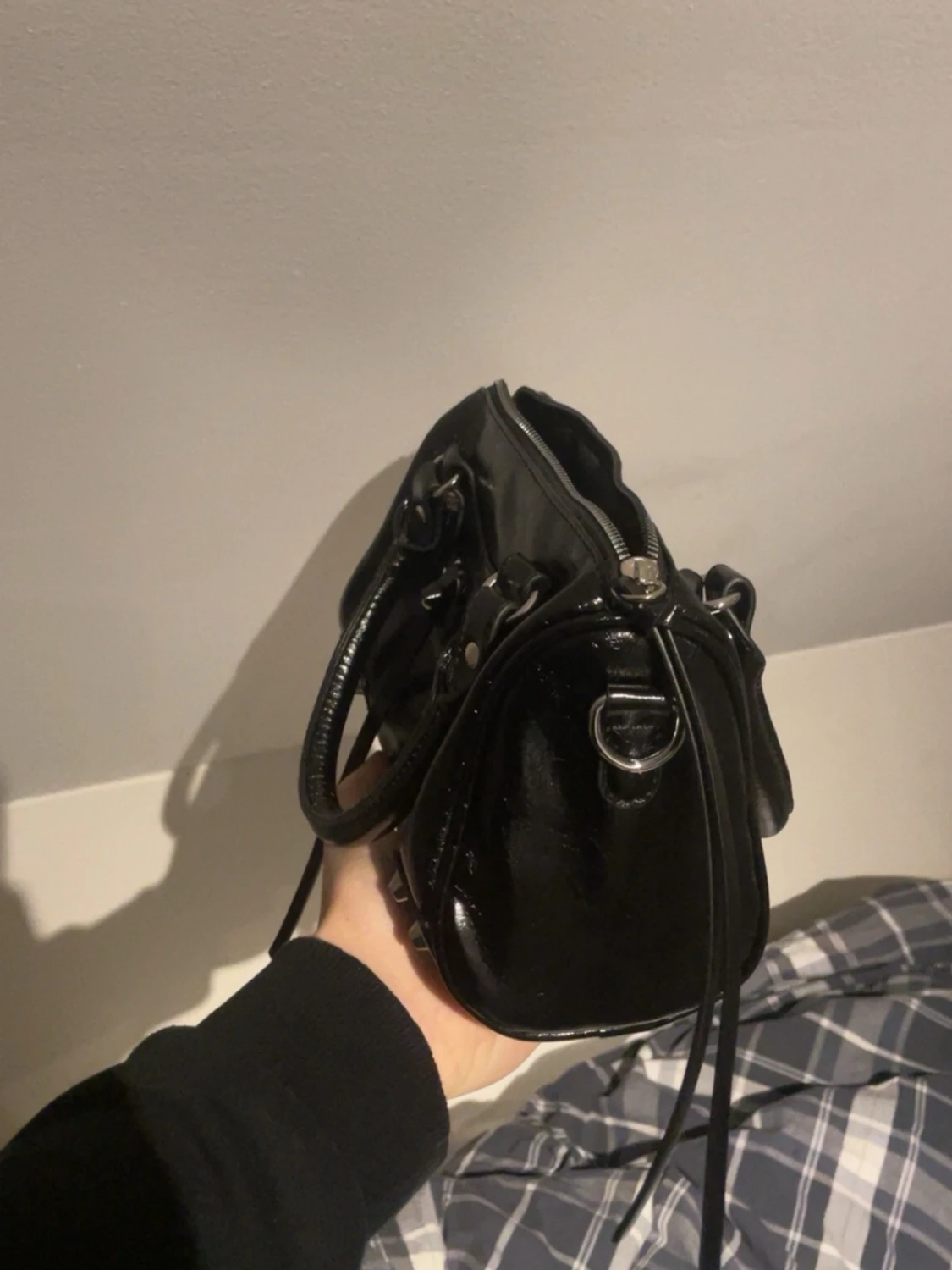 Svart handväska i skinn med dragkedja - 2