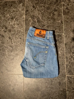 Dondup jeans  - Tja! Säljer ett par feta dondup jeans i färgen blå. Storleken är 28. Bara att höra av sig vid eventuella frågor!