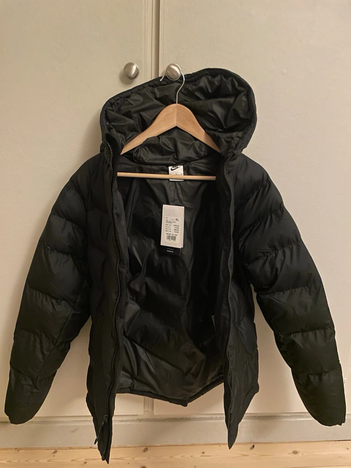 Svart barn pufferjacka från Nike med huva  - 1