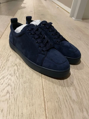 Christian Louboutin Rantulow  - Tja säljer nu dessa as feta loubs till kung pris. Ny skick, no og och storlek 42. Pris ej hugget i stenen så kom med bud och frågor. Sjukt eftertraktade skor och passar till allt. Svarar snabbt och snabb frakt lovas. Ny pris är runt 8k + 