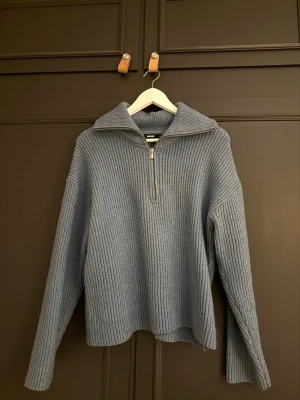 Blå stickad tröja från BikBok - Säljer denna tjocka stickade tröja från bikbok. Är i väldigt bra kvalitet och super mysig. Den har en klarare blå färg i verkligheten. Använd få gånger🩵💙