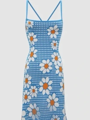 Blommig klänning - Aldrig använd och har alla lappar kvar. Säljer då storleken inte passar mig