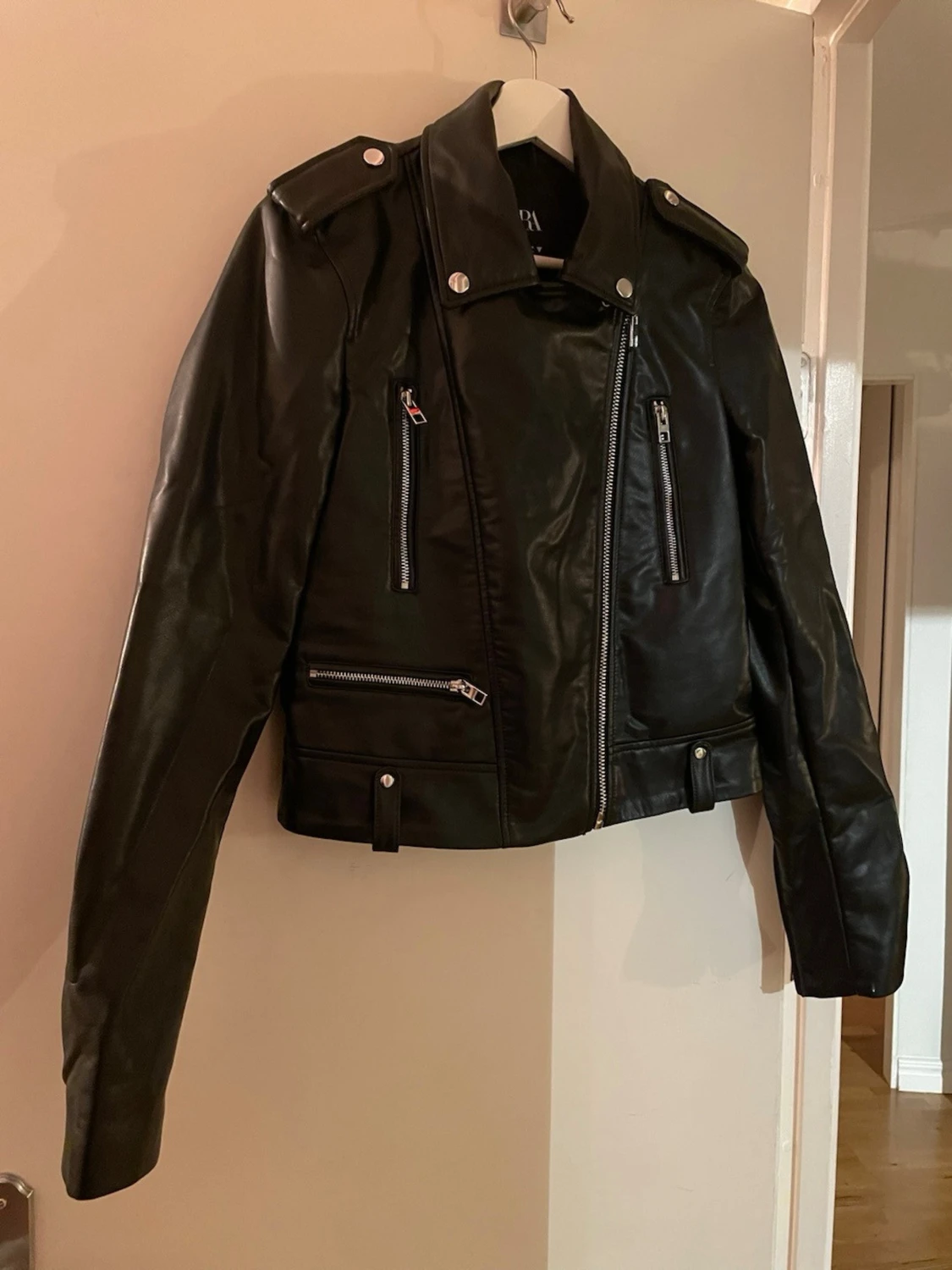 Svart biker skinnjacka från Zara - 1