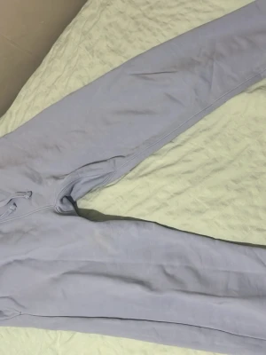 Ljusblå mjukisbyxor med snörning - Säljer ett par ljusblå mjukisbyxor med snörning i midjan och raka ben. Byxorna har en enkel och clean look, perfekta för chill dagar. Tillverkade i mjukt bomullsmaterial som känns skönt mot huden.