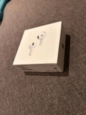 Apple AirPods trådlösa hörlurar - Säljer ett par vita Apple AirPods 4 med laddningsetui. Snygg och stilren design i plast, perfekt för dig som vill ha trådlös frihet och smidig anslutning till din iPhone. Allt originaltillbehör och förpackning medföljer. Dessa kommer med brusreducering