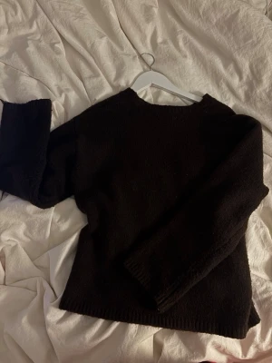 Stickad tröja - Mörkbrun stickad tröja😍I storlek xs men är oversized så passar även s och m🫶🏻