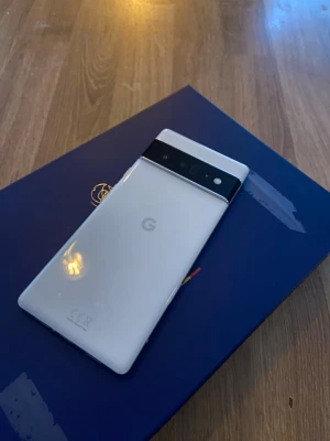 Vit Google Pixel 6a pro - Säljer en vit krypterad Google Pixel 6a pro, inga skador eller sprickor. I nytt skick, 128GB och bra batteri 