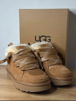 UGGs Lowmel Chestnut Dam Storlek 38 - Storlek: 38 || Skick: 9,5/10 || Färg: ”Chestnut” (mörkbeige) || Nypris: 2200 kr, mitt pris 1199 kr || Skriv vid minsta lilla fundering/ fråga || Follow=5% discount✨ ||